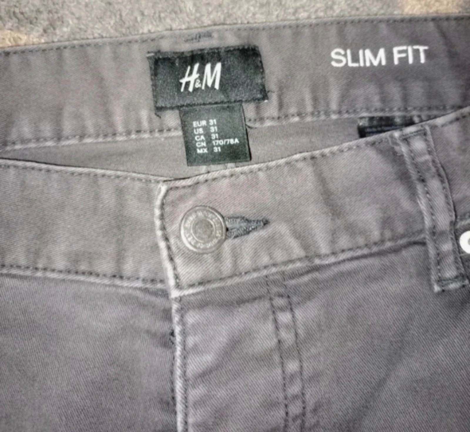 Pantalón vaquero de corte slim fit de la marca H&M.
